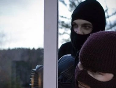 Ένας κλέφτης «ατζαμής» - Έκλεψε την ταμιακή μηχανή χωρίς να πάρει το...συρτάρι (φωτο)